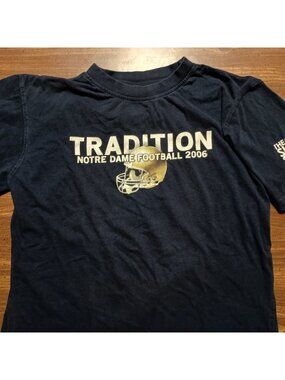 Notre Dame T-Shirt - Medium // Football Sports Irish Fan Collectors Tee Shirt